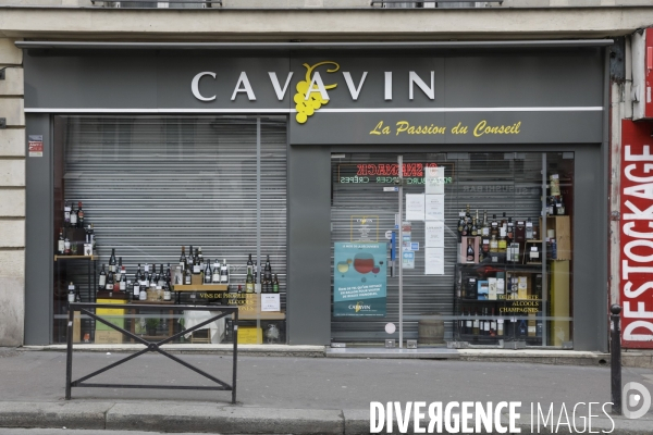 Magasins fermés la veille du premier jour de confinement rue de Belleville à Paris