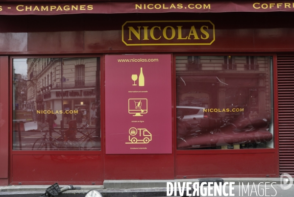 Magasins fermés la veille du premier jour de confinement rue de Belleville à Paris