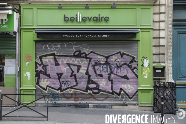 Magasins fermés la veille du premier jour de confinement rue de Belleville à Paris