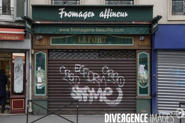 Magasins fermés la veille du premier jour de confinement rue de Belleville à Paris