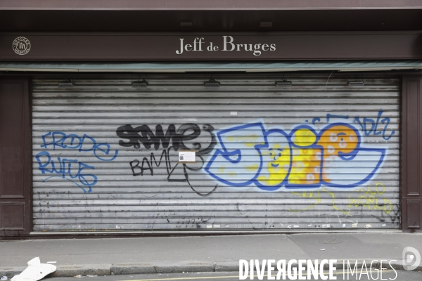 Magasins fermés la veille du premier jour de confinement rue de Belleville à Paris