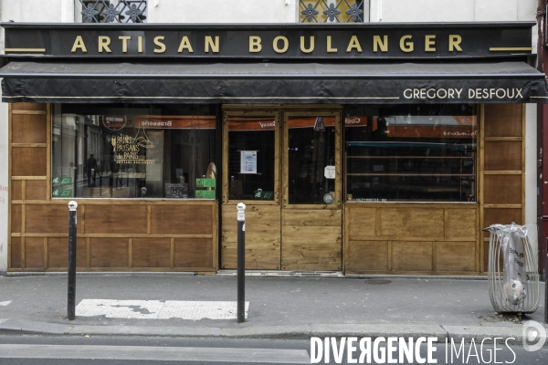 Magasins fermés la veille du premier jour de confinement rue de Belleville à Paris