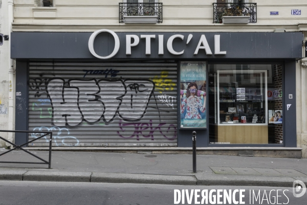 Magasins fermés la veille du premier jour de confinement rue de Belleville à Paris