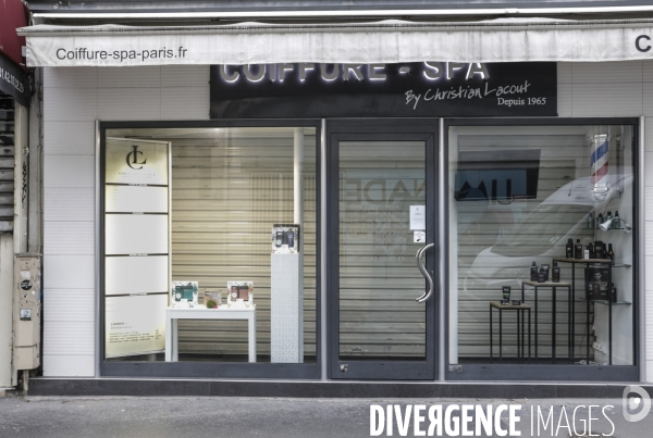 Magasins fermés la veille du premier jour de confinement rue de Belleville à Paris