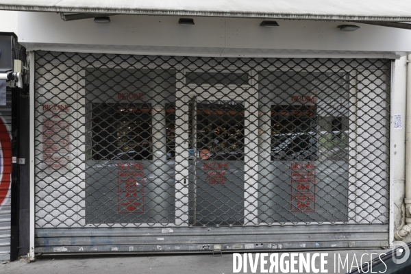 Magasins fermés la veille du premier jour de confinement rue de Belleville à Paris