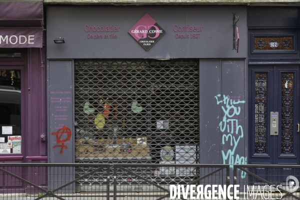 Magasins fermés la veille du premier jour de confinement rue de Belleville à Paris