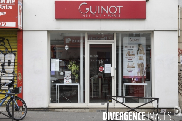 Magasins fermés la veille du premier jour de confinement rue de Belleville à Paris