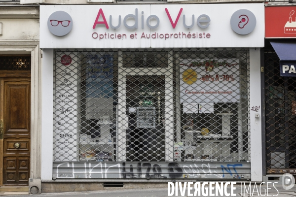 Magasins fermés la veille du premier jour de confinement rue de Belleville à Paris