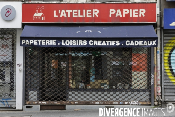 Magasins fermés la veille du premier jour de confinement rue de Belleville à Paris