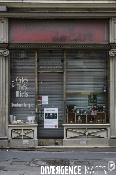 Magasins fermés la veille du premier jour de confinement rue de Belleville à Paris