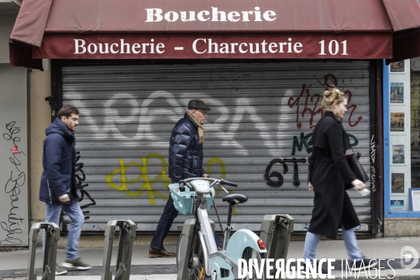 Magasins fermés la veille du premier jour de confinement rue de Belleville à Paris