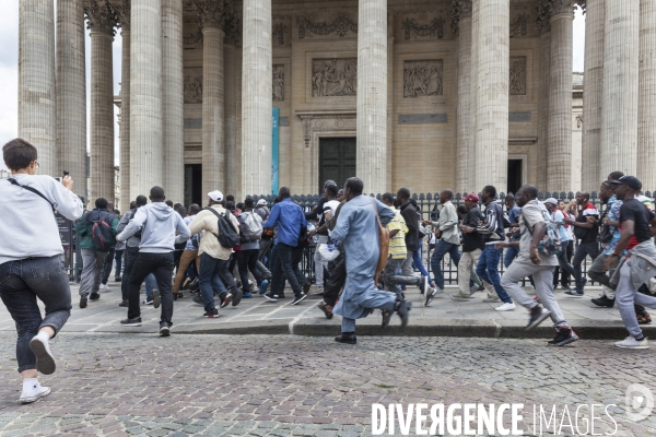 Manifestation des  Sans Papiers  à l interieur du Panthéon