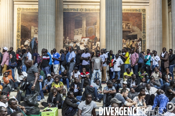 Manifestation des  Sans Papiers  à l interieur du Panthéon