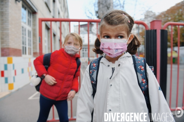 Reconfinement / Ecolière portant le masque