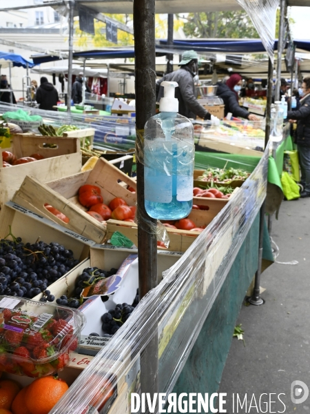 Covid-19 : Port du masque obligatoire sur les marchés parisiens. Wearing a protective mask against the spread of the virus Covid-19 Coronavirus.