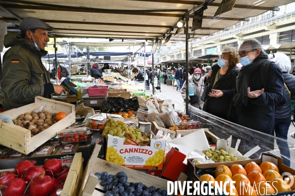 Covid-19 : Port du masque obligatoire sur les marchés parisiens. Wearing a protective mask against the spread of the virus Covid-19 Coronavirus.