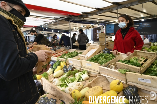 Covid-19 : Port du masque obligatoire sur les marchés parisiens. Wearing a protective mask against the spread of the virus Covid-19 Coronavirus.