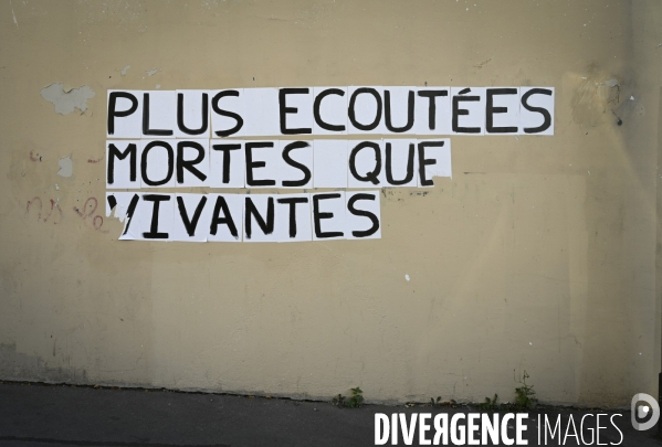 Messages féministes collés sur les murs pour sensibiliser à la lutte contre les violences faites aux femmes. Feminists messages pasted on the walls.