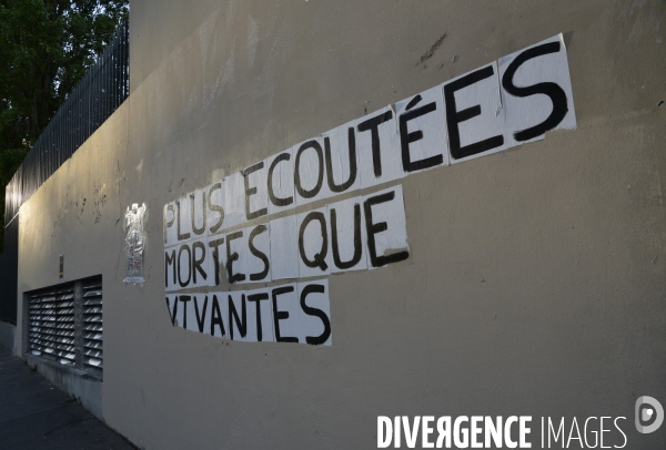 Messages féministes collés sur les murs pour sensibiliser à la lutte contre les violences faites aux femmes. Feminists messages pasted on the walls.