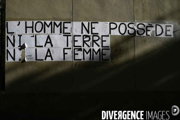 Messages féministes collés sur les murs pour sensibiliser à la lutte contre les violences faites aux femmes. Feminists messages pasted on the walls.