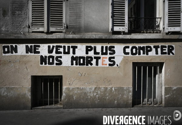 Messages féministes collés sur les murs pour sensibiliser à la lutte contre les violences faites aux femmes. Feminists messages pasted on the walls.