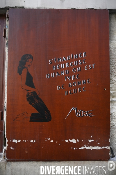 Messages féministes collés sur les murs pour sensibiliser à la lutte contre les violences faites aux femmes. Feminists messages pasted on the walls.