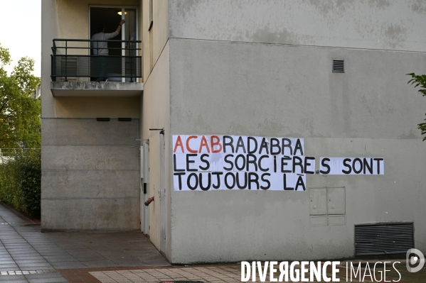 Messages féministes collés sur les murs pour sensibiliser à la lutte contre les violences faites aux femmes. Feminists messages pasted on the walls.