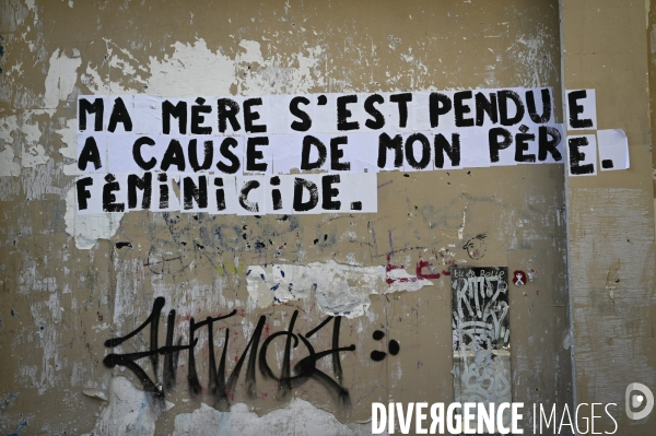 Messages féministes collés sur les murs pour sensibiliser à la lutte contre les violences faites aux femmes. Feminists messages pasted on the walls.