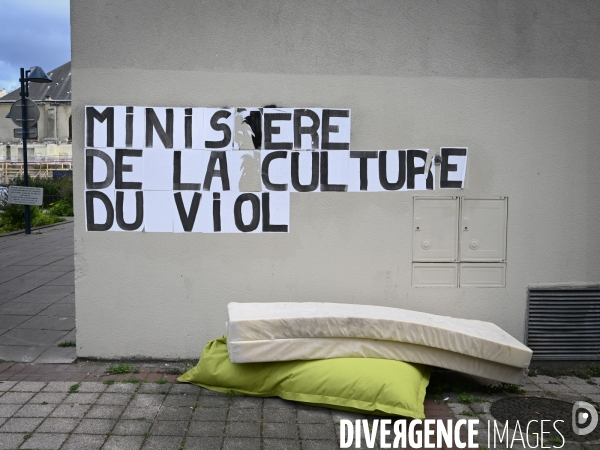 Messages féministes collés sur les murs pour sensibiliser à la lutte contre les violences faites aux femmes. Feminists messages pasted on the walls.