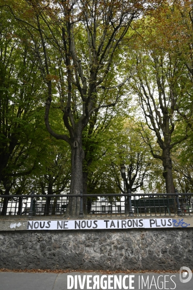 Messages féministes collés sur les murs pour sensibiliser à la lutte contre les violences faites aux femmes. Feminists messages pasted on the walls.