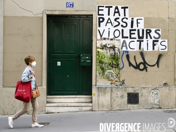 Messages féministes collés sur les murs pour sensibiliser à la lutte contre les violences faites aux femmes. Feminists messages pasted on the walls.