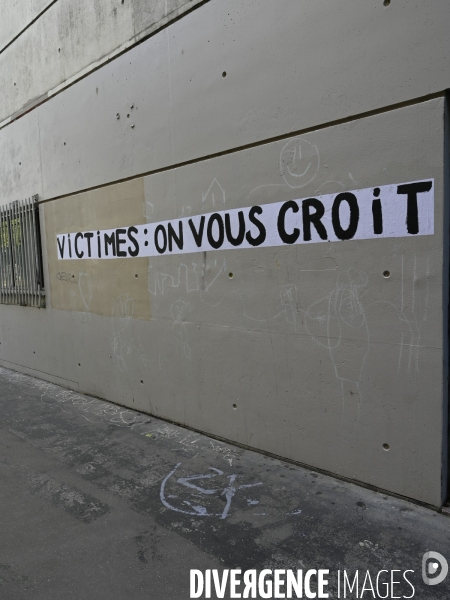 Messages féministes collés sur les murs pour sensibiliser à la lutte contre les violences faites aux femmes. Feminists messages pasted on the walls.