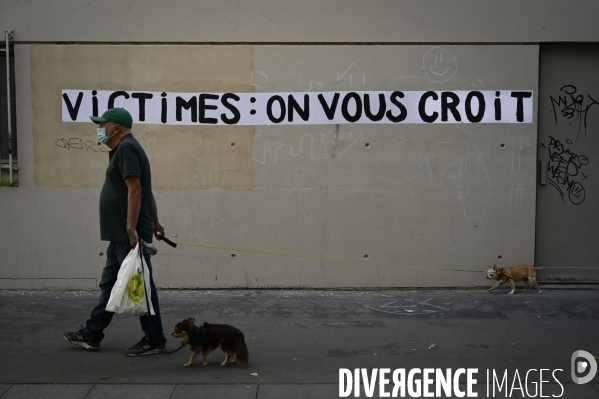 Messages féministes collés sur les murs pour sensibiliser à la lutte contre les violences faites aux femmes. Feminists messages pasted on the walls.