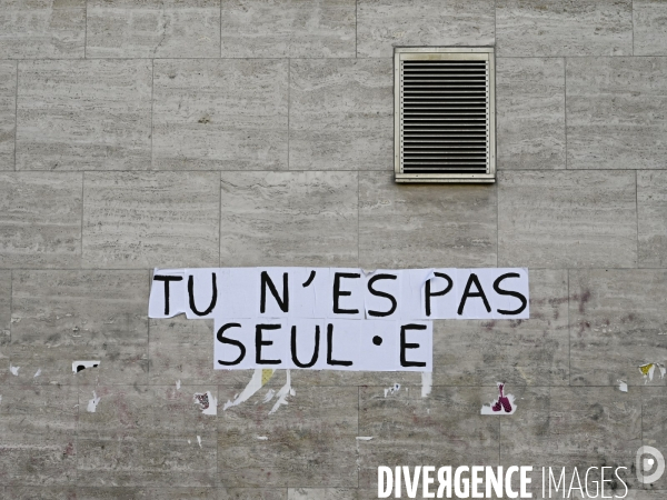 Messages féministes collés sur les murs pour sensibiliser à la lutte contre les violences faites aux femmes. Feminists messages pasted on the walls.