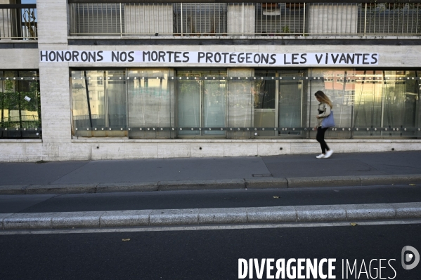 Messages féministes collés sur les murs pour sensibiliser à la lutte contre les violences faites aux femmes. Feminists messages pasted on the walls.