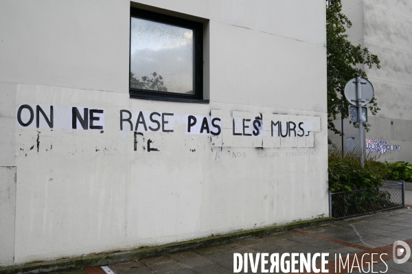 Messages féministes collés sur les murs pour sensibiliser à la lutte contre les violences faites aux femmes. Feminists messages pasted on the walls.
