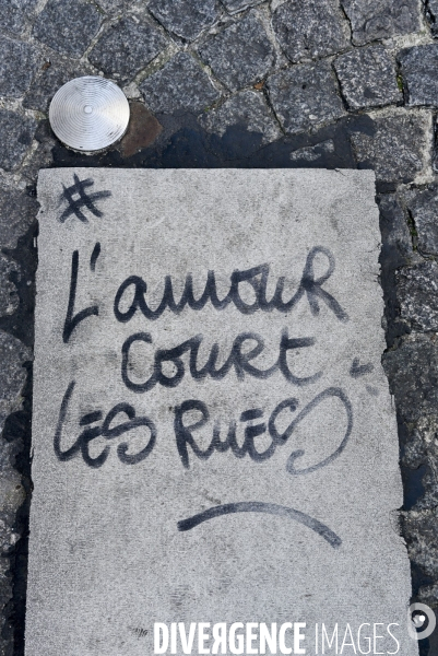 Messages féministes collés sur les murs pour sensibiliser à la lutte contre les violences faites aux femmes. Feminists messages pasted on the walls.