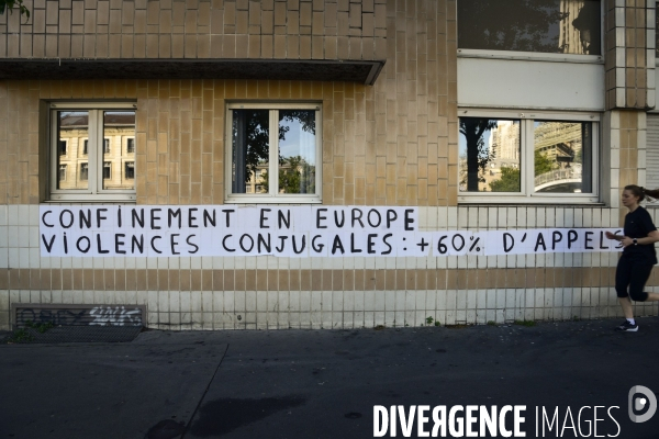 Messages féministes collés sur les murs pour sensibiliser à la lutte contre les violences faites aux femmes. Feminists messages pasted on the walls.