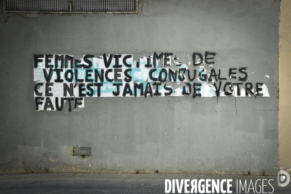 Messages féministes collés sur les murs pour sensibiliser à la lutte contre les violences faites aux femmes. Feminists messages pasted on the walls.