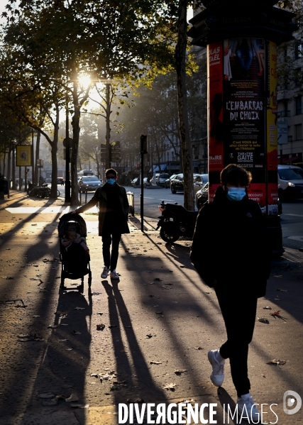 Scene de rue boulevard du montparnasse à paris pendant le reconfinement