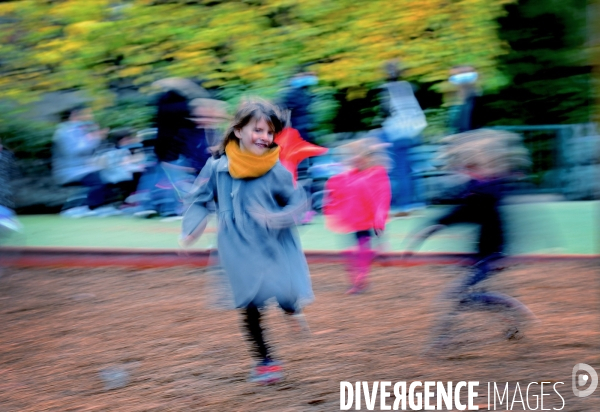 Une petite fille joue dans un parc de paris