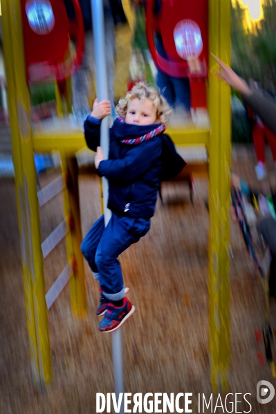 Une petit garçon joue dans un parc