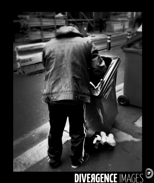Un homme fouille les poubelles rue de vaugirard à paris