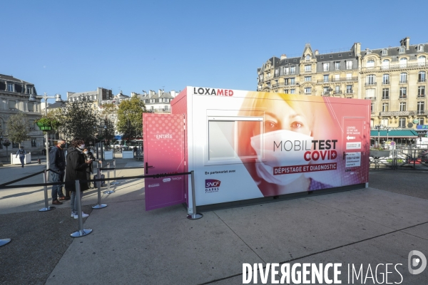 Un box mobiltest de depistage covid 19 sur le parvis de la gare de lyon