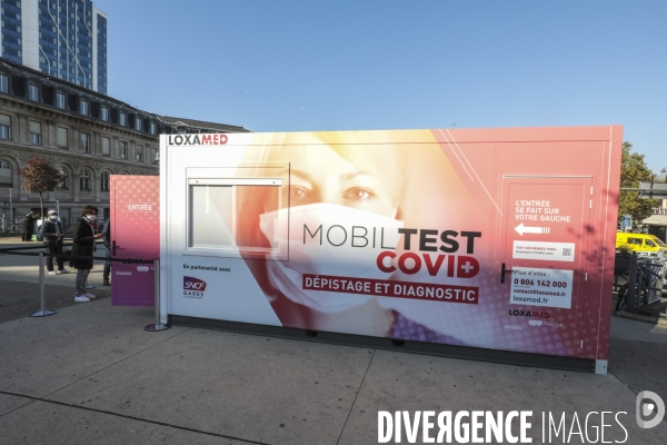 Un box mobiltest de depistage covid 19 sur le parvis de la gare de lyon