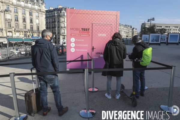Un box mobiltest de depistage covid 19 sur le parvis de la gare de lyon