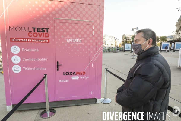Un box mobiltest de depistage covid 19 sur le parvis de la gare de lyon