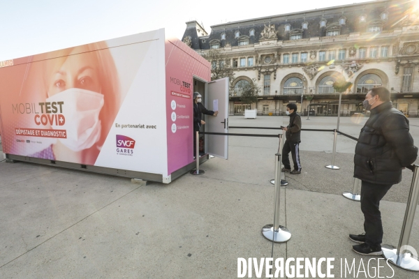 Un box mobiltest de depistage covid 19 sur le parvis de la gare de lyon
