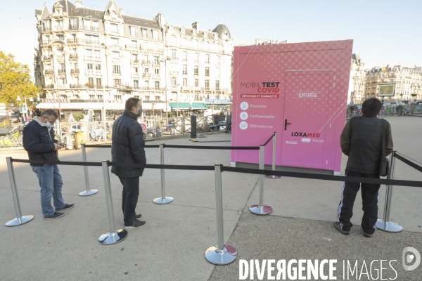 Un box mobiltest de depistage covid 19 sur le parvis de la gare de lyon