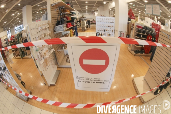 Les rayons non-essentiels qui ferment dans les supermarches